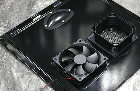 金屬散熱器與安裝在主機(jī)殼上風(fēng)扇分離的散熱方案